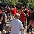 Sramno! Albanci pevali teroristi i zločincu pred meč sa Srbijom, pa skandirali: "Je***o vam..."