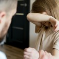 Oporavila se devojčica (7) koju su majka i očuh navodno palili cigarama Nađena u ćošku sobe, prekrivena ćebetom, a sada ide na…