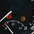 Koliko goriva imate u rezervoaru kada se upali lampica?