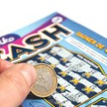 Prosule se hilajde: Greb-greb kartica Prevrnuo se kamion na auto-putu: Saobraćaj obustavljen zbog velikog broja prosutih…