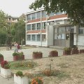 Iz škole u Mirijevu policija izvela SNS direktora koji se zaključao u ženski toalet - roditelji upali na Veće