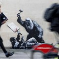 FOTO, VIDEO: Benksijev mural kako sudija tuče čekićem demonstranta uklonjen sa suda u Londonu