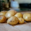 Trik od 0 dinara posle koga će vam krompir trajati mnogo duže