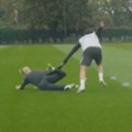 Prišao fudbalerki, pa je bacio na pod! Svi bruje o potezu legendarnog napadača! Nema milosti ni prema nežnijem polu…