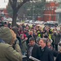 Počelo suđenje ministru Selakoviću, građani ga dočekali povicima “mafiju na robiju”