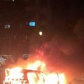 Buktinja progutala čitav auto u Železniku! Vozilo totalno izgorelo, vatrogasci stižu na lice mesta (foto)
