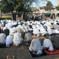 Prvi dan Ramazanskog bajrama: Vernici se okupljaju u džamijama, centralna molitva u Bajrakli džamiji