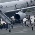 Drama na aerodromu: Zapalio se avion, putnici evakuisani (video)