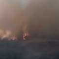 (Foto, video) Ogroman požar guta poznato letovalište u srpskom komšiluku! Jaka bura raspiruje vatru, dignuti avioni, šire se…