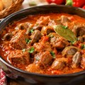 Kad zamiriše svatovski paprikaš, svi sedaju za sto: Ajvar i belo vino daju mu poseban šmek