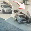 "Ćelavi, gde ti je migavac!": Vozač auta isekao put tinejdžerima na električnom skuteru, oni pali, pa pobegli
