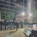 Građani zasuli jajima zgradu TV Pink, korodon policije obezbeđuje ulaz VIDEO
