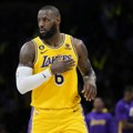 Kralj pokazao da nije za staro gvožđe: Lebron i Lejkersi izbacili Finiks sa NBA Kupa i prošli u polufinale, prošao i…