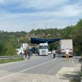 На прелазима Мердаре и Бела земља дуге колоне возила за улазак у Србију