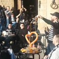 Ostoja grobarima platio pivo i zapevao: Vi ste najveće bogatstvo Partizana (video)