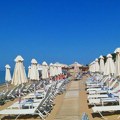 "Ležaljke od 20€ do 60€, uveli su i dres kod!" Nova pravila na omiljenoj plaži u Grčkoj razbesnela Srbe