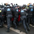 (Foto, video)) napeto u Nemačkoj! Blokirani putevi, policija ispaljuje vodene topove: Krajnje desničarski AfD ima sastanak…