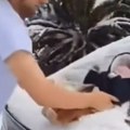 (Видео) Бебом очистио снег са шоферке, па му полиција закуцала на врата Снимак згрозио све: "Не треба га пустити близу…