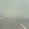 Bukti požar na ulazu u Novi Sad: Vatra izbila na deponiji, gust dim znatno smanjio vidljivost (video)