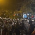 Novi snimci noćašnjeg protesta ispred prostorija SNS u Njegoševoj - policija gura građane koji viču "Aco, Šiptare"