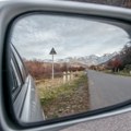 Zašto sve više vozača stavlja kesu na retrovizore? Razlog je više nego opravdan