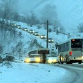 Bor u snežnom kolapsu: komunalci nespremni, putevi neprohodni