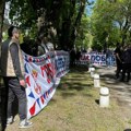 Konstitutivna sednica lokalnog parlamenta u Kuli: Ispred zgrade opštine napeto, policija čuva pristalice SNS-a