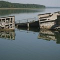AP: Zbog niskog vodostaja Dunava u Prahovu isplivali ostaci nacističkih brodova