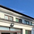 Snimak sa svadbe na Balkanu zapalio mreže: Mlada podigla mladoženju i prenela ga preko praga, on mahao bidermajerom (video)