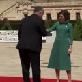 Orban doživeo neprijatnost: Hteo da poljubi ruku predsednice Moldavije, a njena reakcija ga je potpuno zbunila (video)