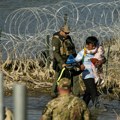 Veliki udarac za Bajdenovu administraciju: Vrhovni sud dozvolio Teksasu da hapsi ilegalne migranate