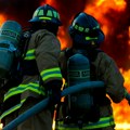 Gori kuća na Voždovcu: Plamen kulja na sve strane, vatrogasci na licu mesta