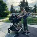 Pogledajte kako je majka spakovala četvoro dece u jedna kolica: Neverovatna fotografija iz beogradskog parkića