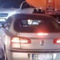 Pijani vozač oborio radnika gradske čistoće! Drama u Lazarevcu, čovek pobegao sa lica mesta (Video)