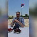 "Jede se njemu što narod gladuje": Zbog čega se Vučić toliko često snima s hranom u obraćanjima
