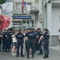 Interventna policija u dvorištu Visoke zdravstvene škole legitimiše studente