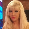 Jami se utesnila u roze kupaći! Skinula se i pokazala izvajano telo u 59. godini (foto)