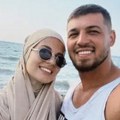 (Foto) žena našeg pevača pokrivena na plaži: Lepa Džejlanom nosi burkini: Pokazala biserni osmeh, a muž je grli