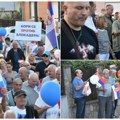 (Foto/video) lider SNS Vučević, predsednica Pokrajinske vlade Gojković i gradonačelnik Mićin među narodom u mirnoj šetnji u…