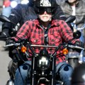 Predsednik evropske zemlje prekršio protokol, inkognito na motoru otišao na odmor: Vidite gde su ga uslikali