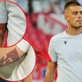 Vujadin Savić prepravio tetovažu delija! Isplivala fotka: Evo šta mu je sada napisano na ruci! (foto)