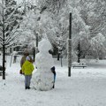 Први београдски снег усрећио најмлађе: Ташмајдански парк богатији за неколико Снешка Белића (фото/видео)