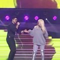 Nije mogla da mu odoli: Nikola Ðurić usred nastupa pozvao Daru Bubamaru na scenu, usledio neviđeni haos (video)