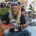 Životne okolnosti su ga dovele na ivicu egzistencije, ali muzika je ostala: Više od 14 godina svira u Knez Mihailovoj, a sada…