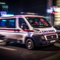 Teška nezgoda u Bulevaru kralja Aleksandra: Automobil se zakucao u autobusko stajalište