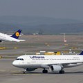 (Video) Neverovatan snimak incident na aerodromu u Frankfurtu! Parkirano avion Lufthanze pao na asfalt nakon kvara na točku