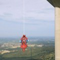 Nesvakidašnji prizor: Spajdermen se spustio sa Avalskog tornja i oduševio Beograđane