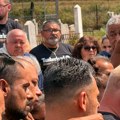Ovo su braća Bore Santane: Ne odvajaju se od njega, sve vreme se grle i neutešno plaču (video)