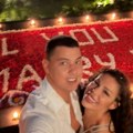 Sin Zlate Petrović verio devojku! Ena Čolić rekla "DA" malom Peji! Napunio bazen laticama, scena oduševila sve