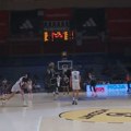 Neverovatan koš Luke Vildoze na meču Partizan - Beč, pogodio sa više od pola terena na kraju poluvremena